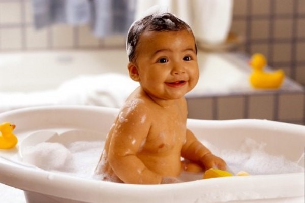 Trẻ bị viêm phế quản có được tắm không?